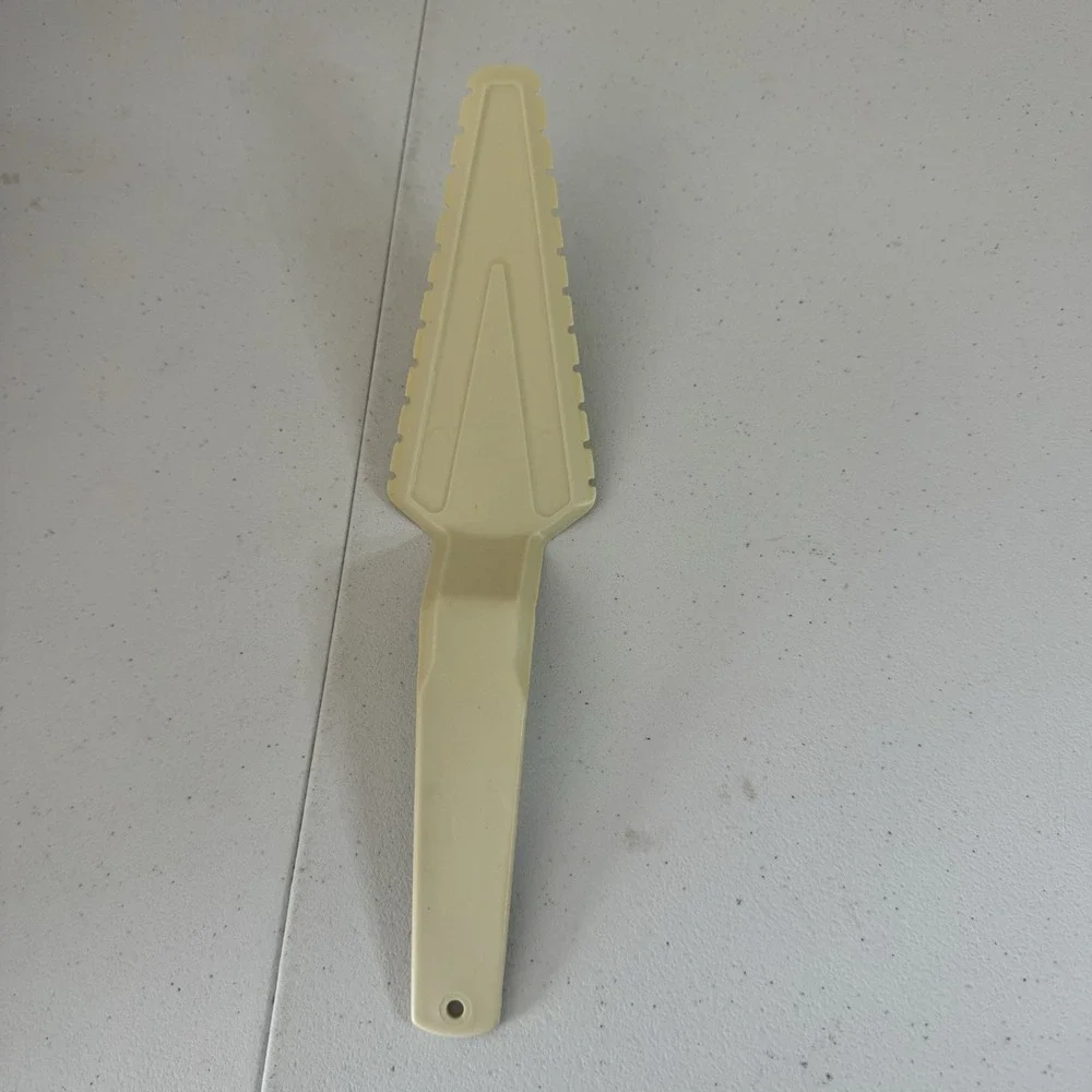 Tupperware Pie Cake Quiche Server Ivory White Plastic 10.5-Inch 1228-8 Vintage